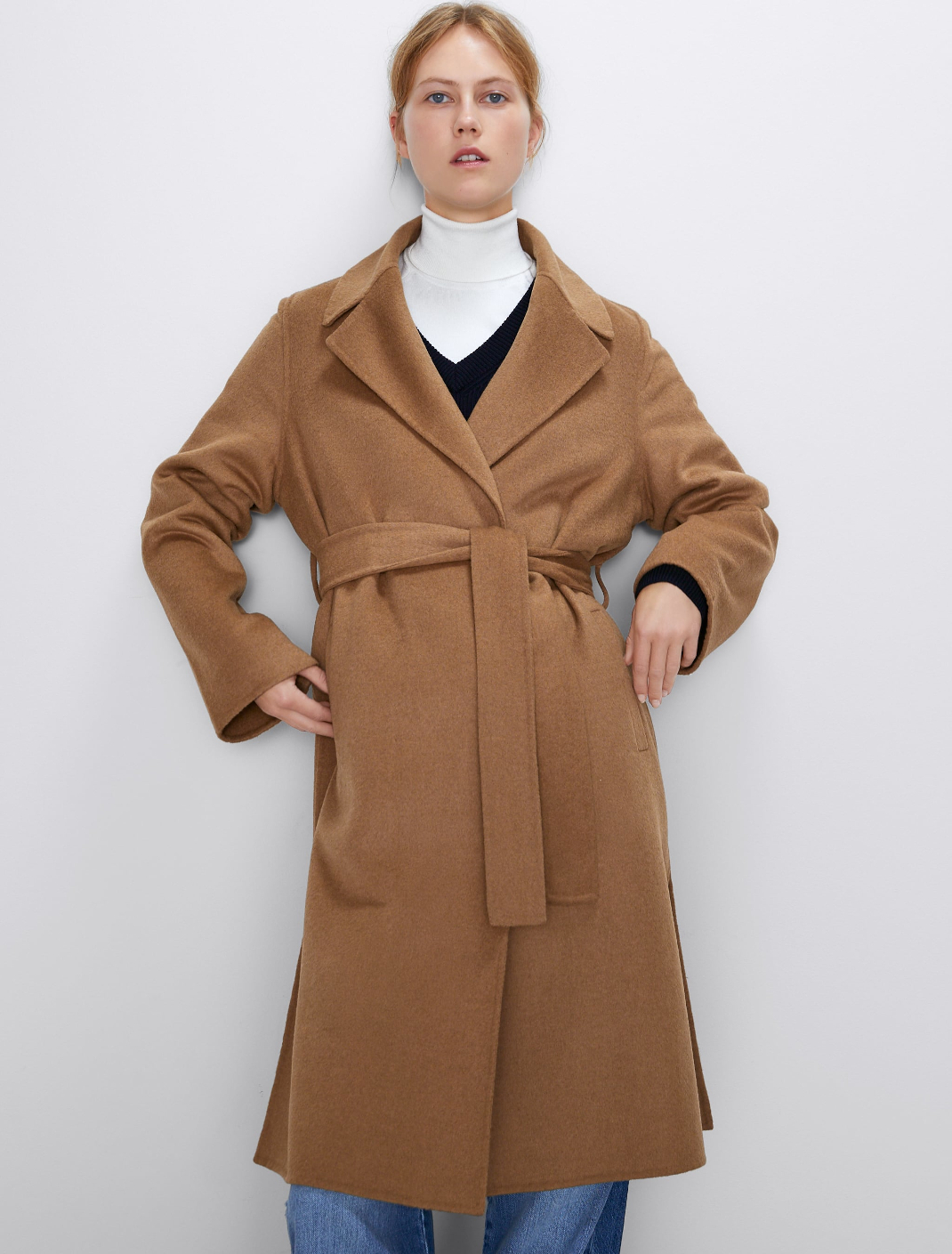 μοντέλο με παλτό Zara