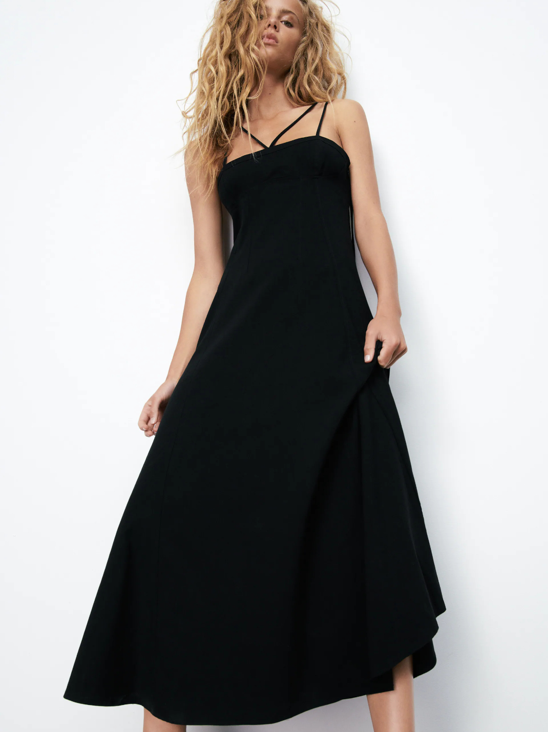 γυναίκα με μαύρο φόρεμα