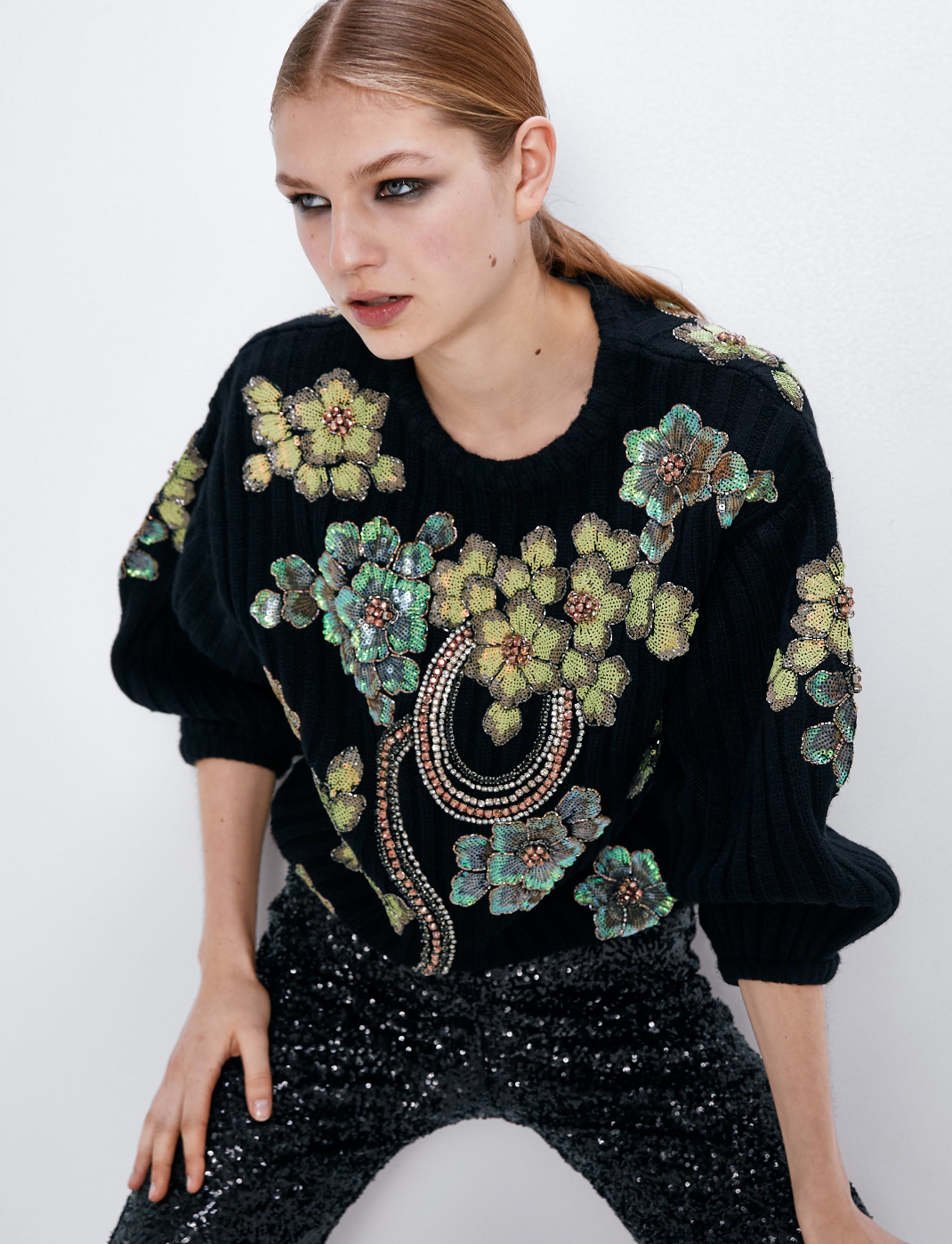 γυναίκα με πουλόβερ Zara