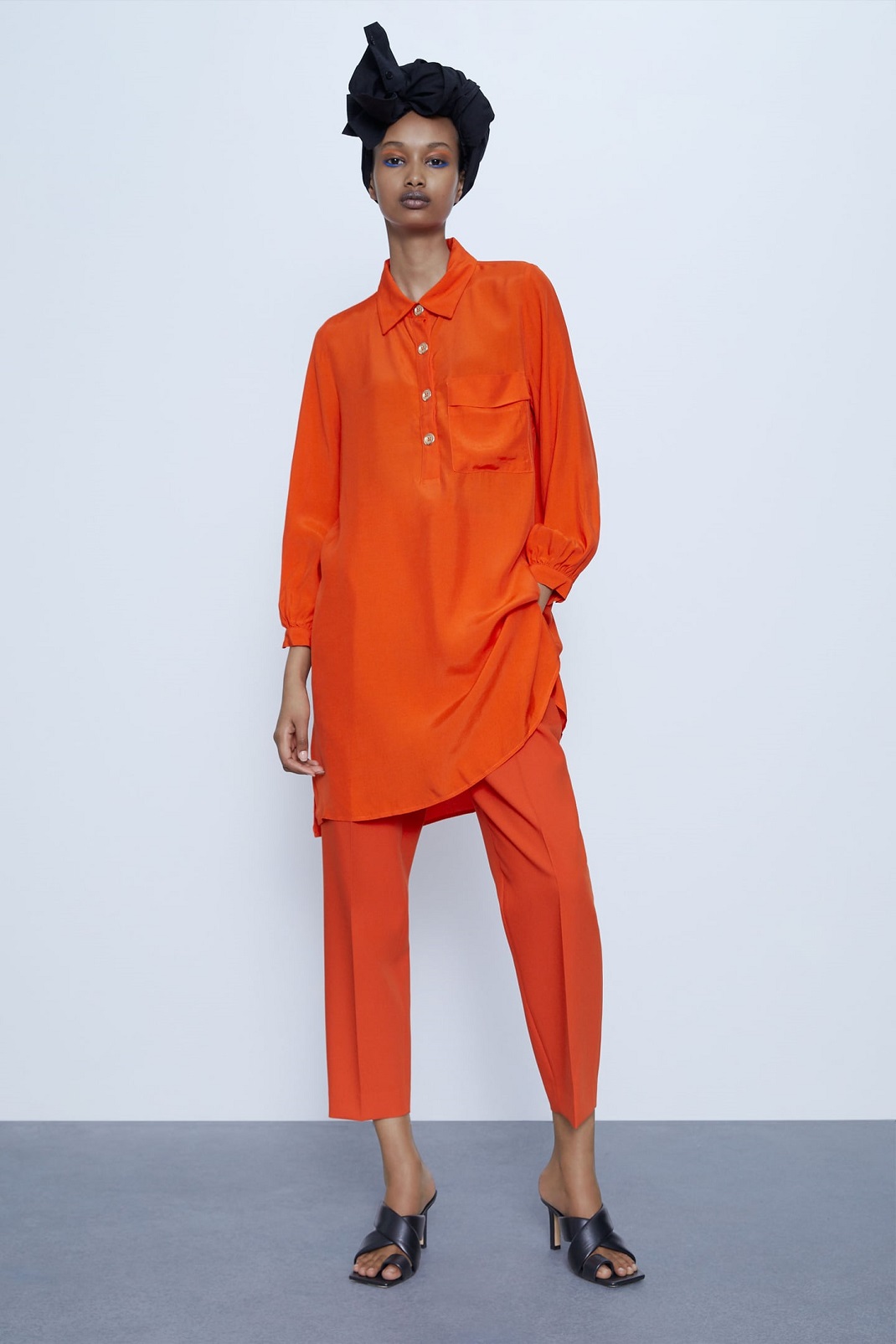 Μοντέλο φορά πορτοκαλί μπλούζα από τα Zara