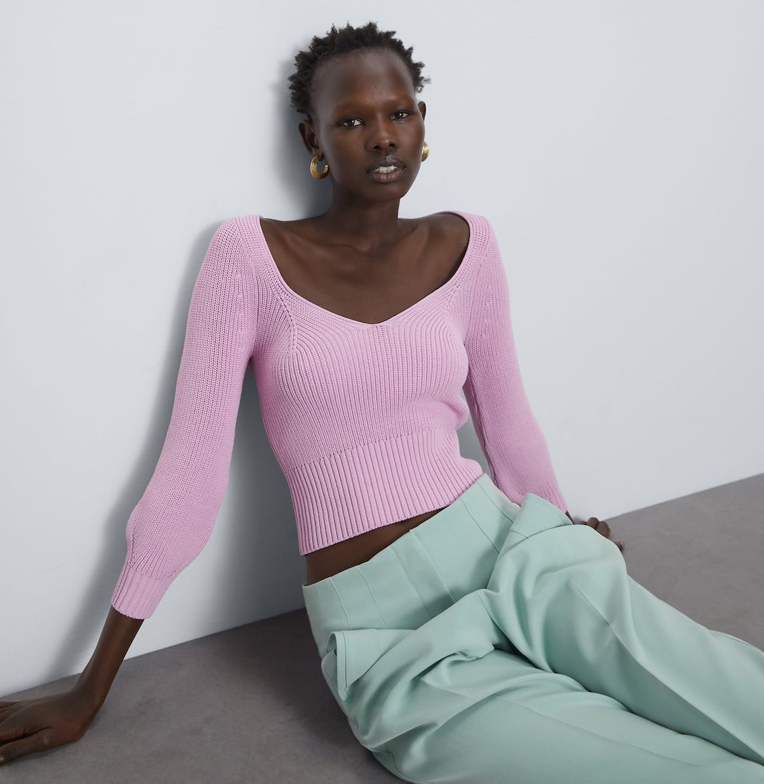 μοντέλο με ροζ τοπ Zara