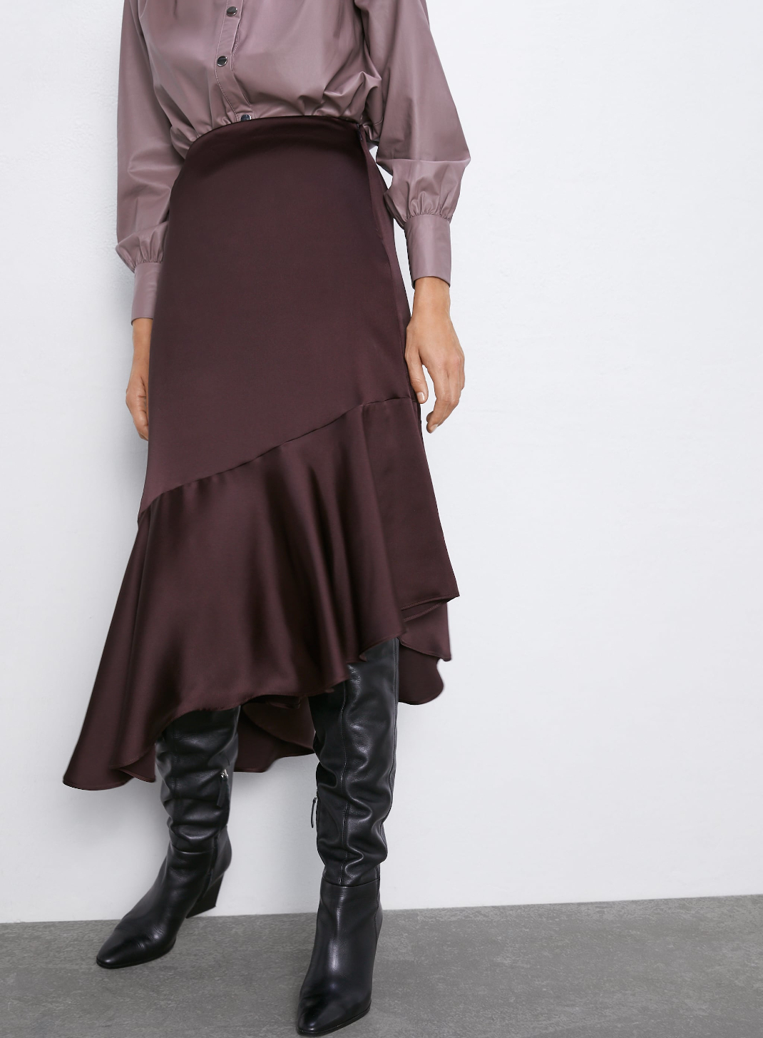 μοντέλο με φούστα Zara