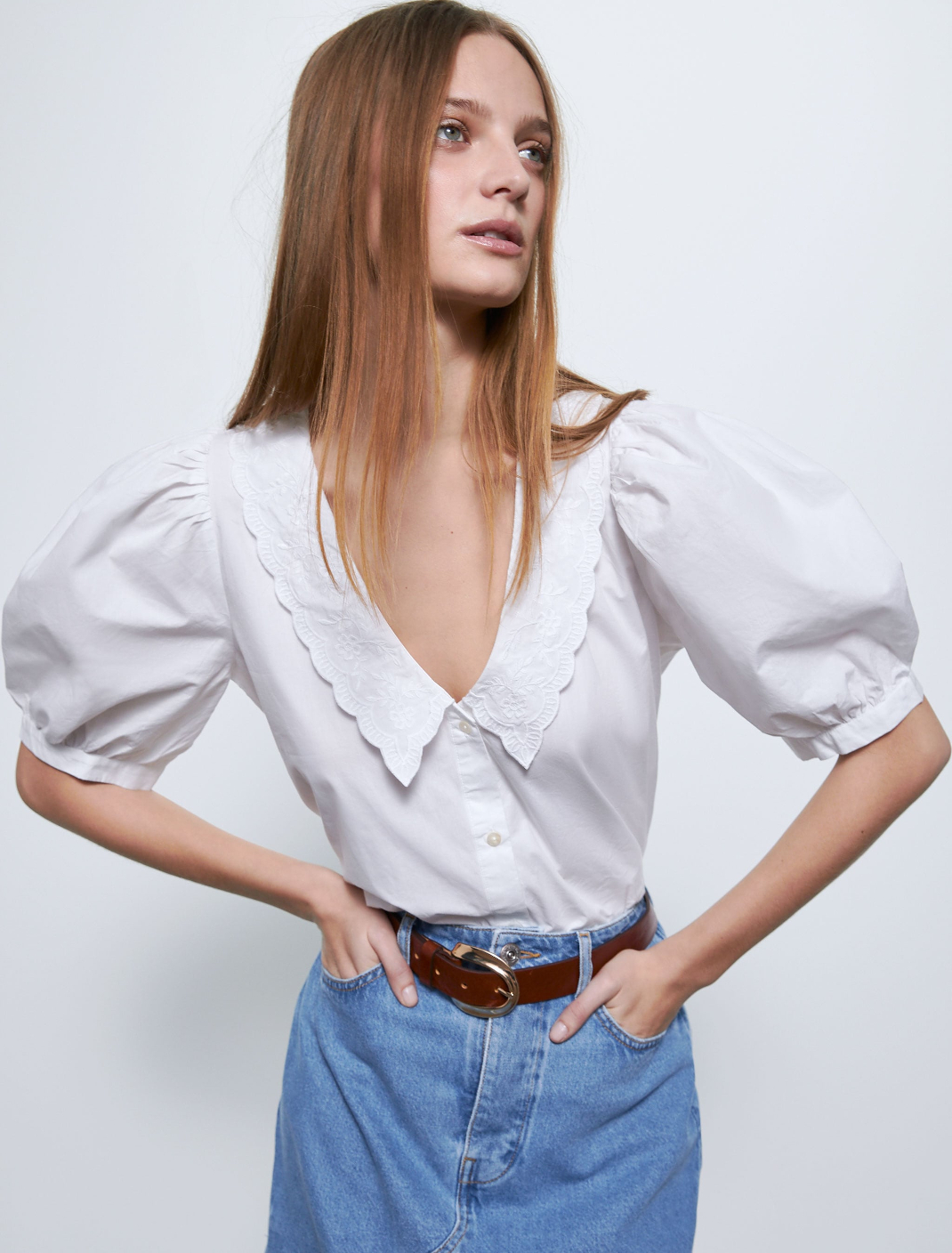 μοντέλο με πουκάμισο Zara