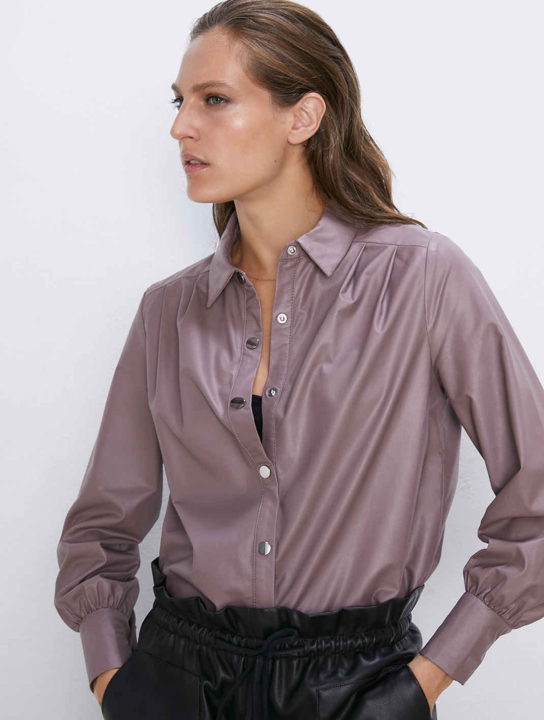 γυναίκα με δερμάτινο πουκάμισο Zara