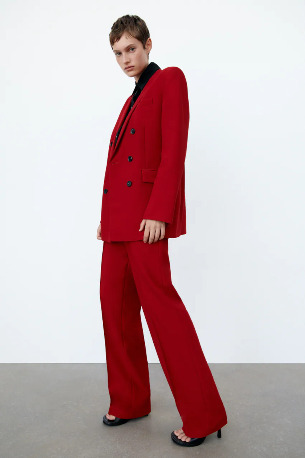 Η Ναταλία Γερμανού με Zara κόκκινο κοστούμι