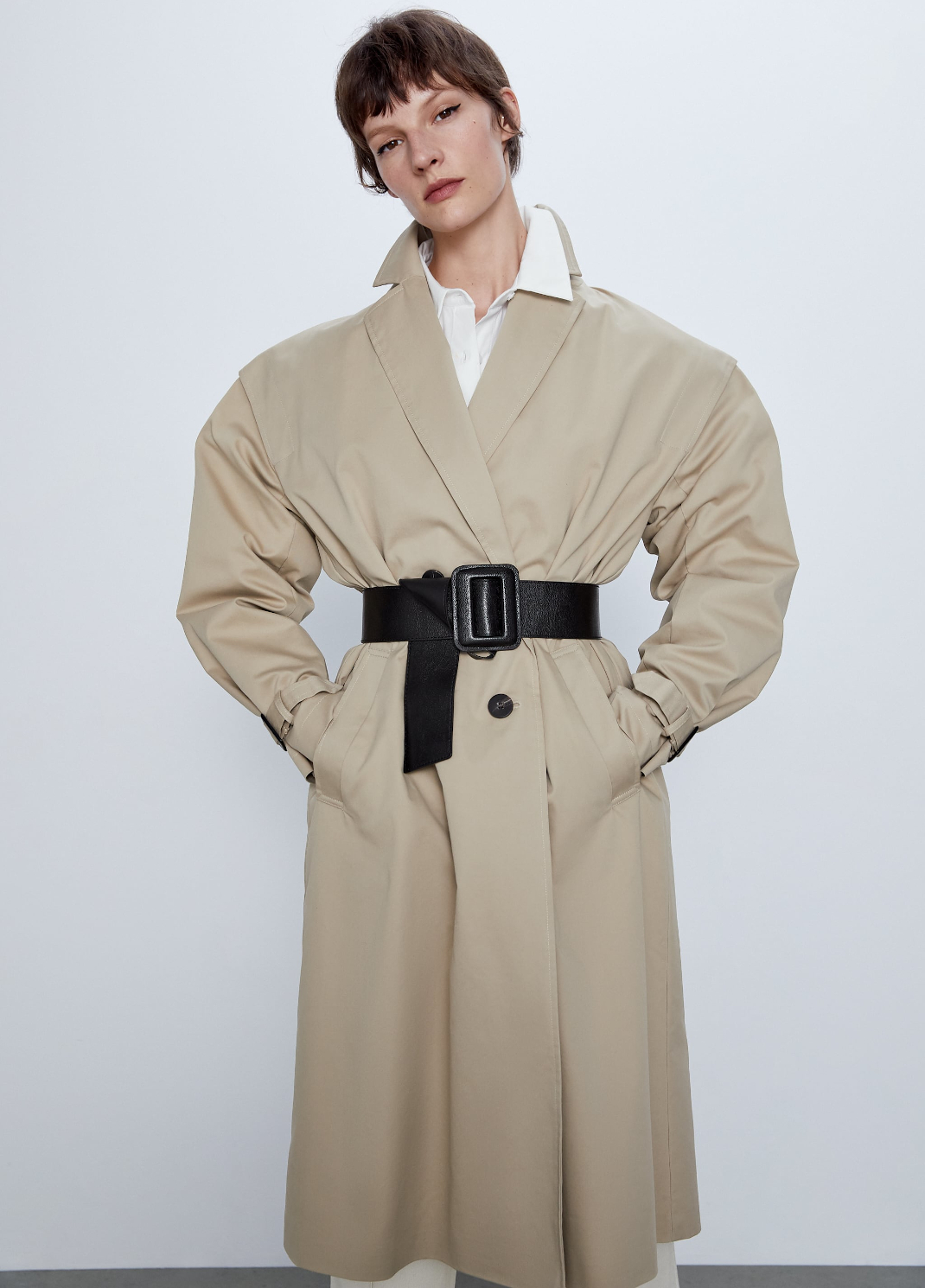 μοντέλο με παλτό Zara