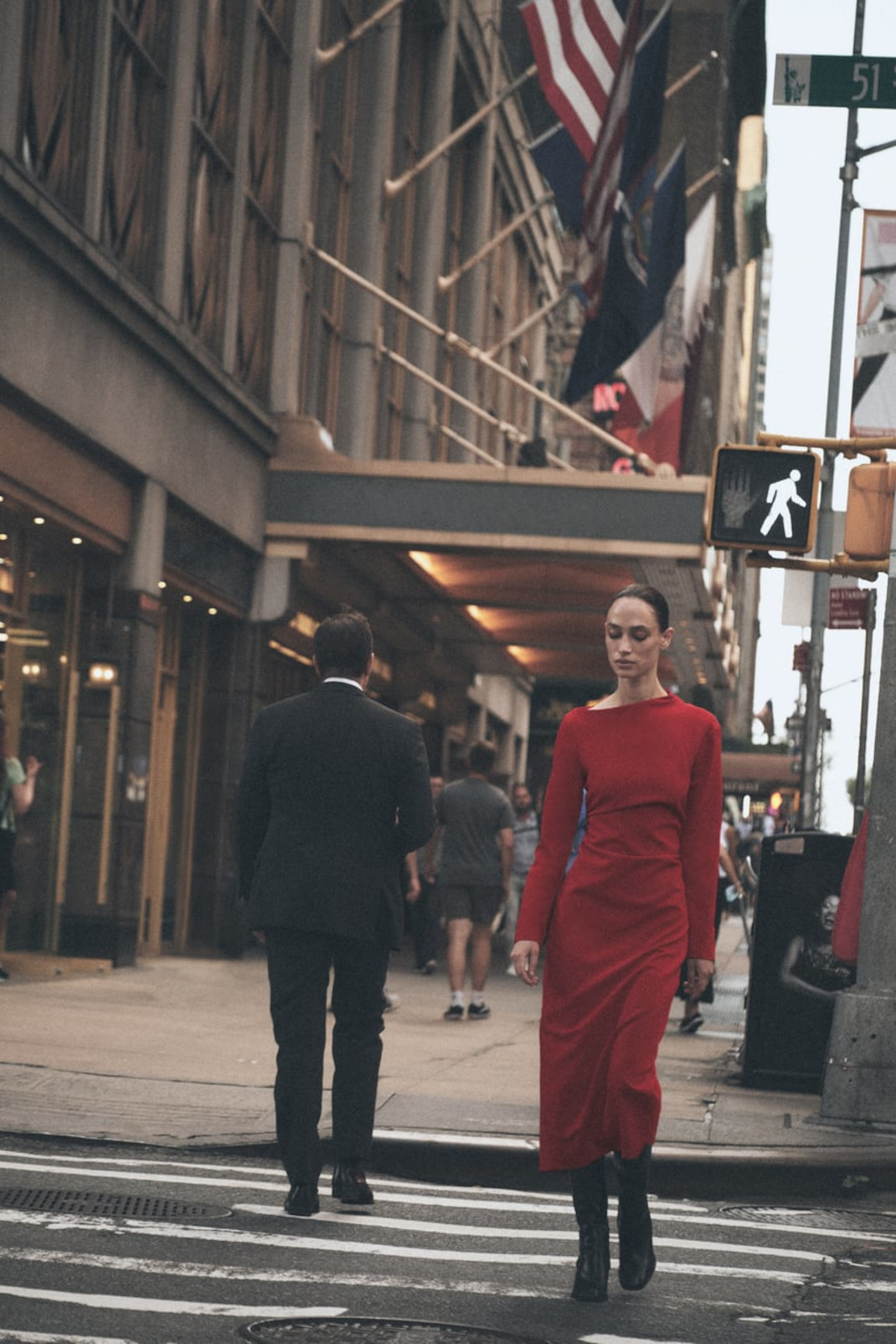 Το κόκκινο φόρεμα από τα Zara που θα σας κάνει αμέσως το κέντρο της προσοχής