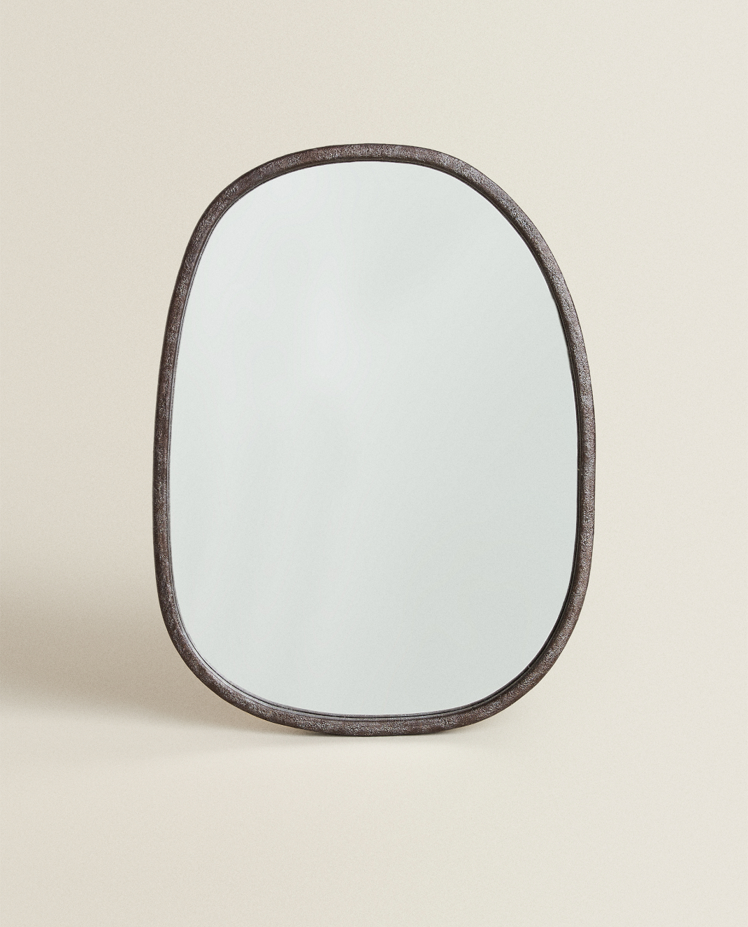 Ο καθρέπτης από τα Zara Home με ακανόνιστο σχήμα