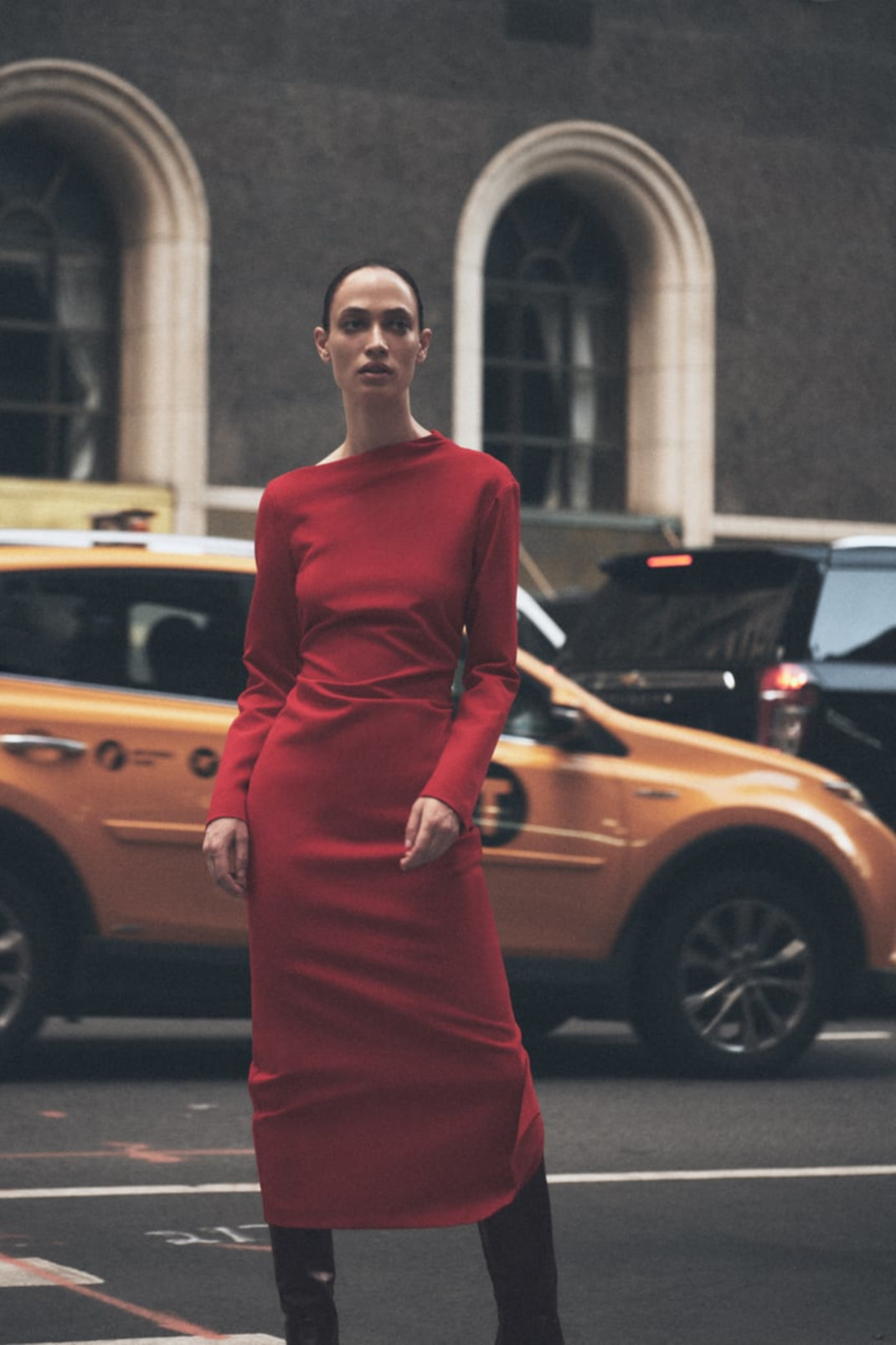 Το κόκκινο φόρεμα από τα Zara που θα σας κάνει αμέσως το κέντρο της προσοχής
