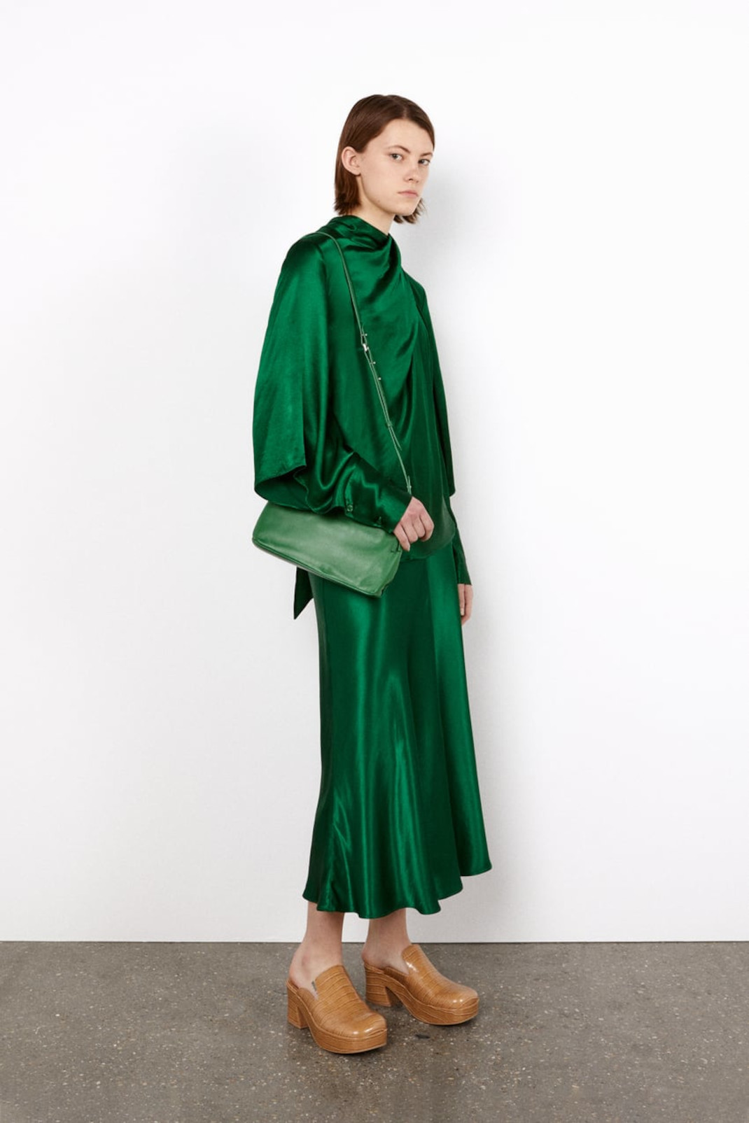 H Ελένη Μενεγάκη με φίνα σατέν φούστα από τα Zara -Σε πράσινο χρώμα 