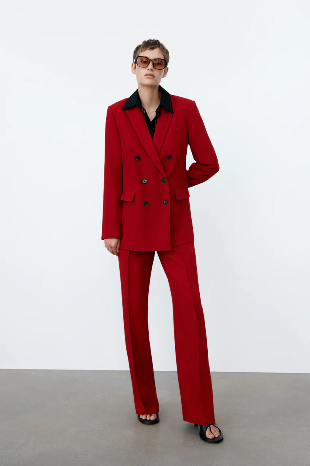 Η Ναταλία Γερμανού με Zara κόκκινο κοστούμι