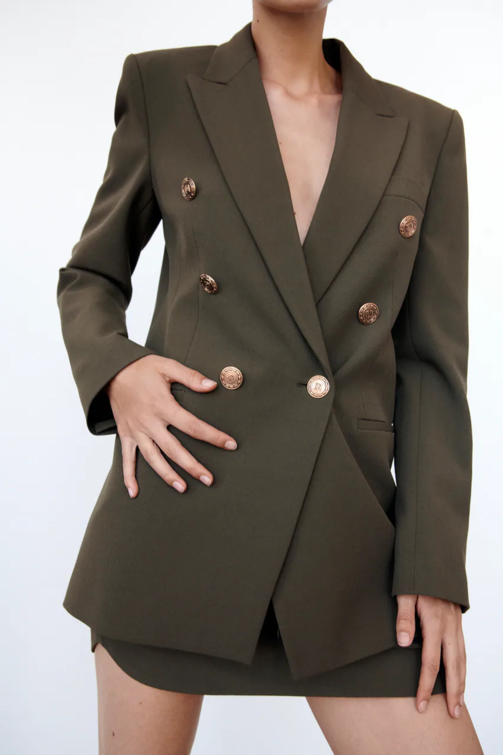 H Μαρία Μπεκατώρου με σακάκι από τα Zara, σε χακί χρώμα