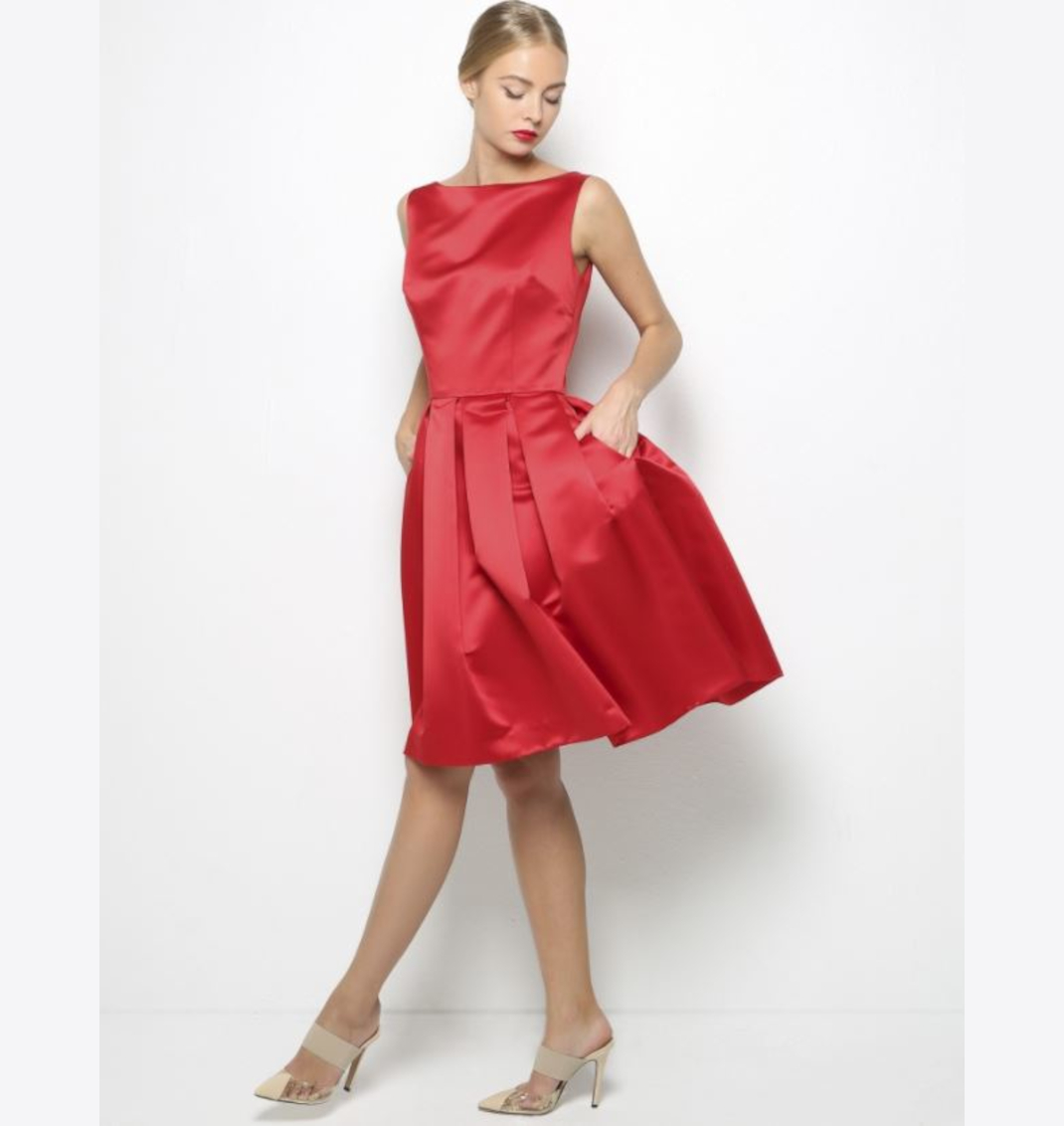 μοντέλο με κόκκινο φόρεμα 