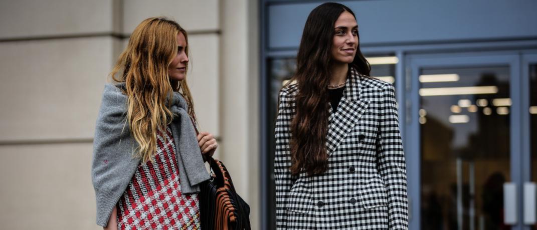 γυναίκες με καρό χαμογελούν στο δρόμο στην εβδομάδα μόδας