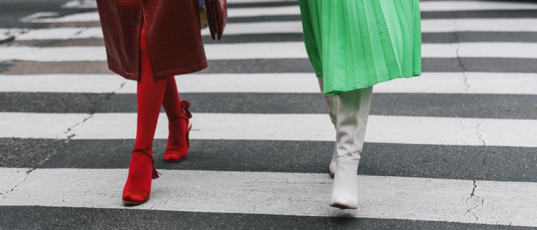 γυναίκες περπατάνε με μπότες στην εβδομάδα μόδας