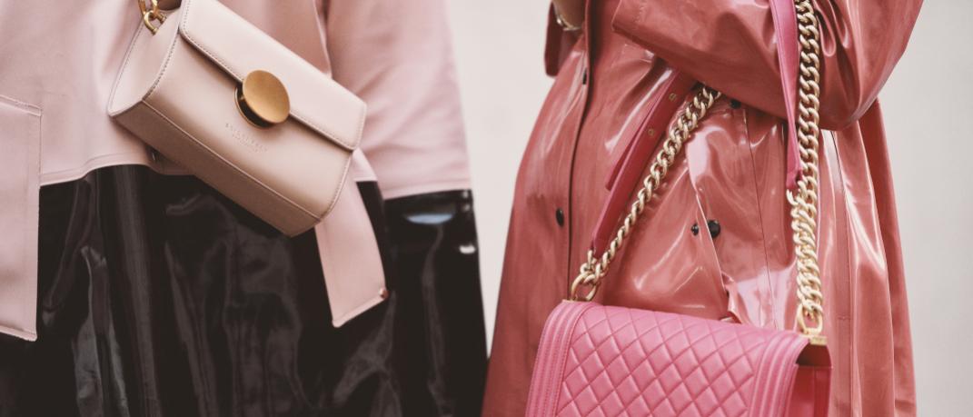 γυναίκες με ροζ παλτό και ροζ τσάντες στην εβδομάδα μόδας