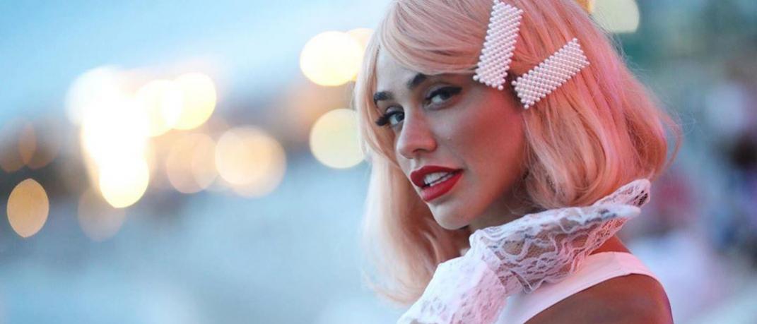 η Κόνι Μεταξά με ροζ μαλλιά στο Instagram