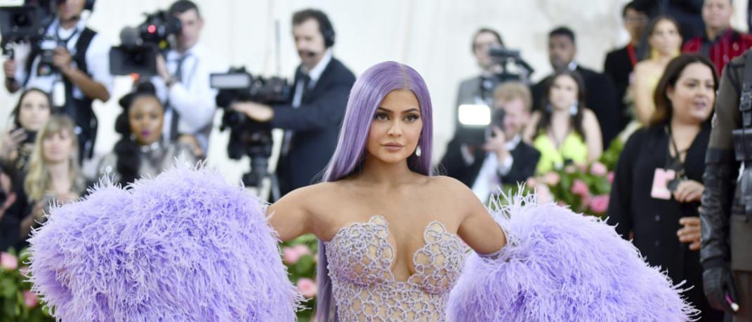 H Kylie Jenner στο κόκκινο χαλί του Meta Gala με μοβ μαλλιά