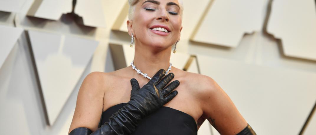 η Lady Gaga χαμογελά με μαύρο φόρεμα στα βραβεία Όσκαρ