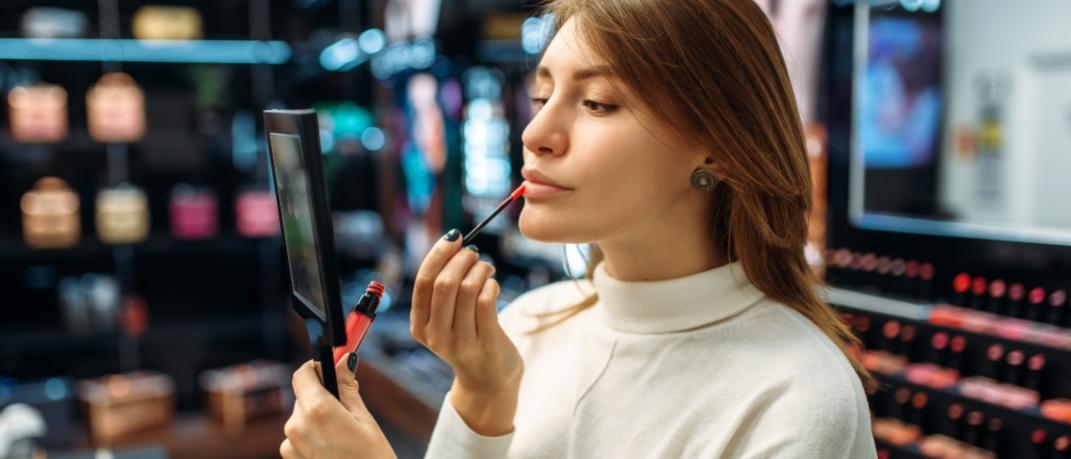 Γυναίκα δοκιμάζει προϊόντα σε κατάστημα ομορφιάς