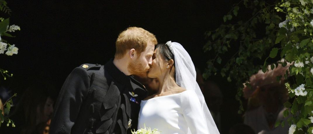 Ο Πρίγκιπας Χάρι φιλά τη Μέγκαν Μαρκλ την ημέρα του γάμου τους