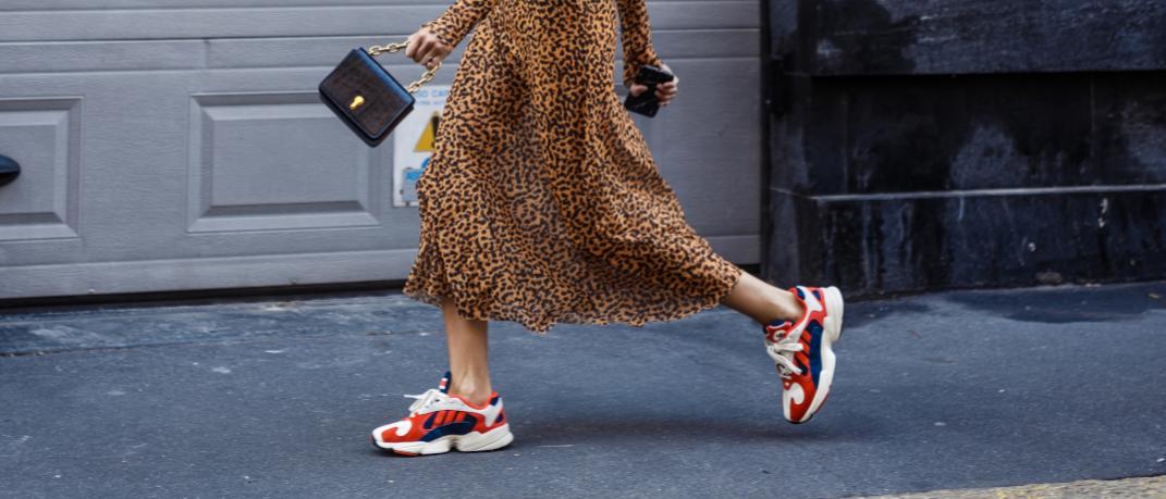 γυναικα περπατά με sneakers