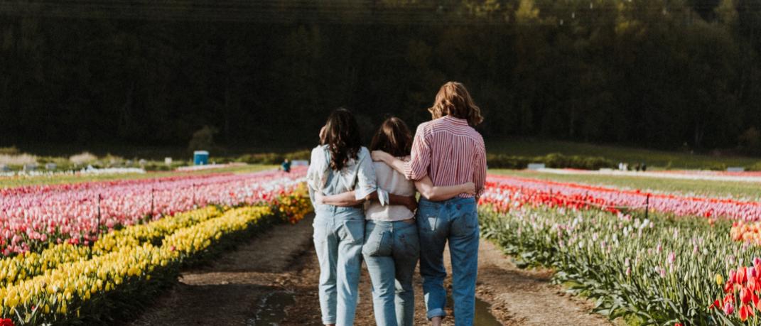 Τρεις φίλες σε πάρκο με λουλούδια 