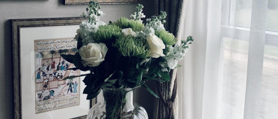 Βάζο με λουλούδια σε σαλόνι με λευκή κουρτίνα 