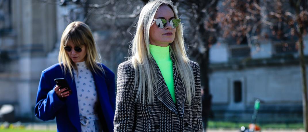 γυναίκες περπατούν με σακάκια και γυαλιά στην εβδομάδα μόδας 