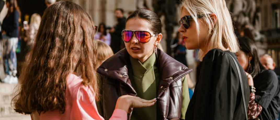 γυναίκες συζητούν με τσάντες και γυαλιά στην εβδομάδα μόδας