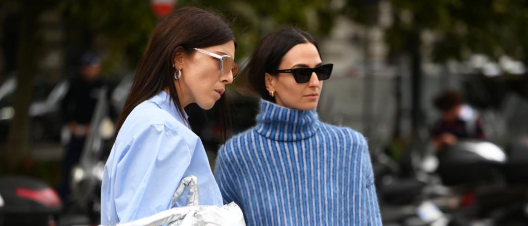 Δύο γυναίκες στην Εβδομάδα Μόδας με γυαλιά 