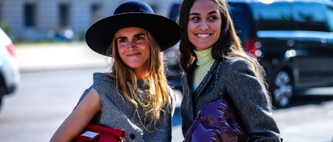 γυναίκες χαμογελούν με πανωφόρια στην εβδομάδα μόδας
