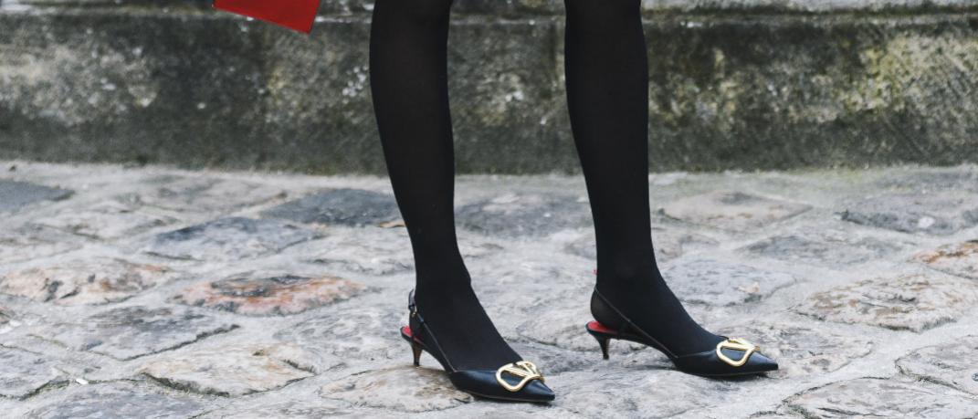 γυναίκα με καλσόν και kitten heels στην εβδομάδα μόδας