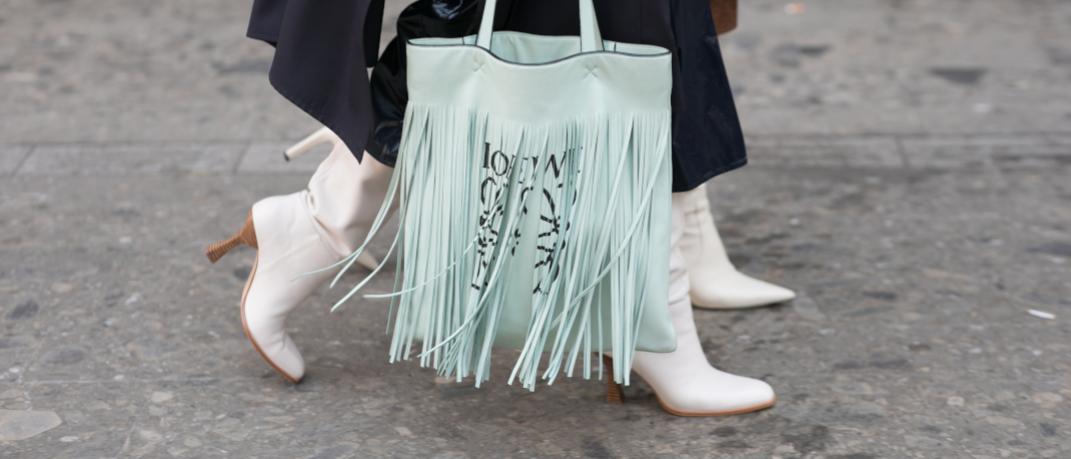 γυναίκες περπατούν με μπότες και τσάντα στην εβδομάδα μόδας