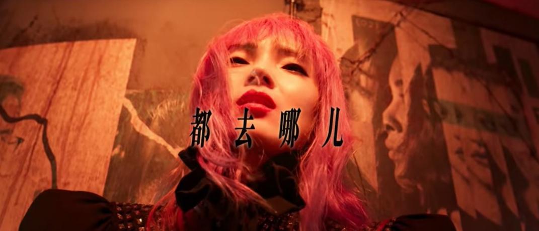 μοντέλο με ροζ μαλλιά στο βίντεο του οίκου Saint Laurent