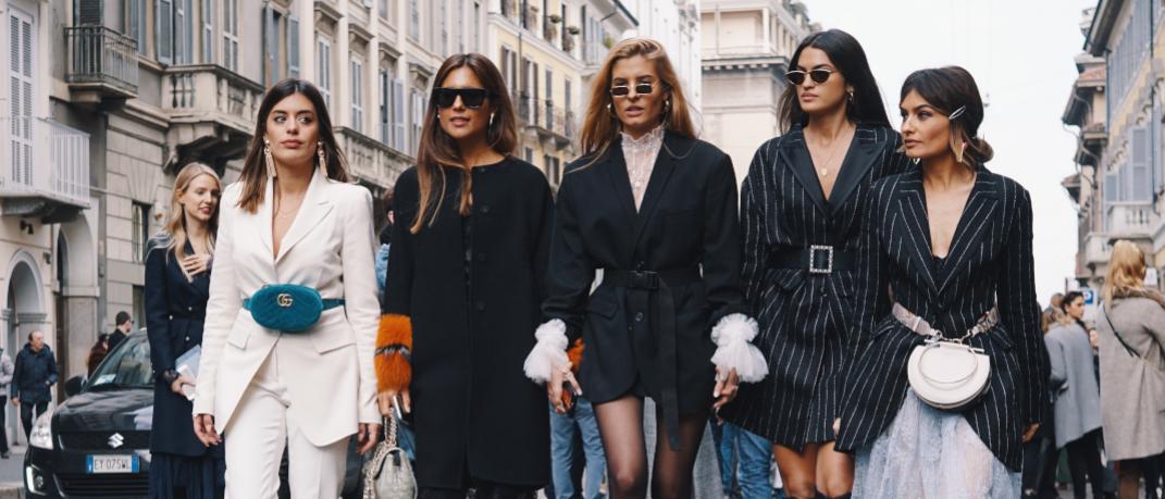 γυναίκες με γυαλιά και μπότες περπατούν στην εβδομάδα μόδας