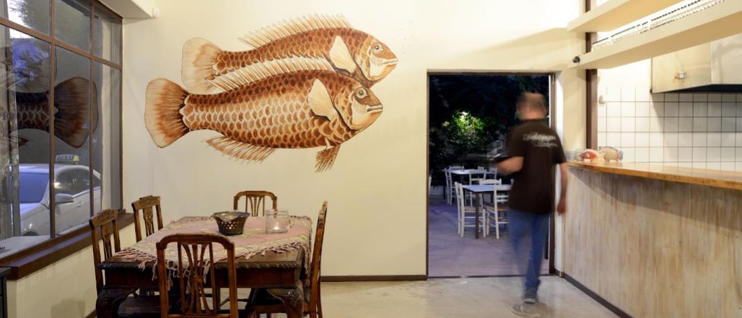 Στο εσωτερικό του εστιατορίου «Το Ψάρι»
