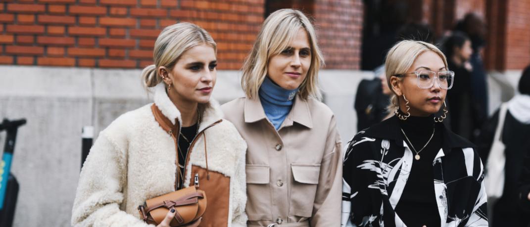 γυναίκες περπατούν με πανωφόρια και πουλόβερ στην εβδομάδα μόδας