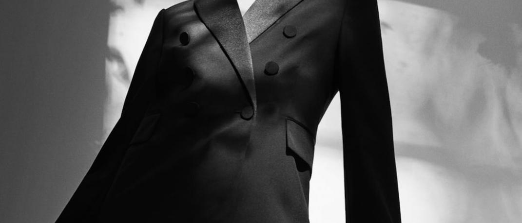 γυναίκα φορά μαύρο σακάκι Zara σε φωτογράφιση