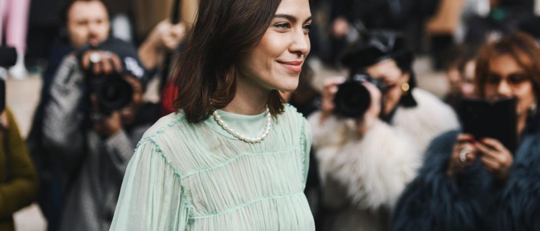 η Alexa Chung με φόρεμα και κολιέ στην εβδομάδα μόδας