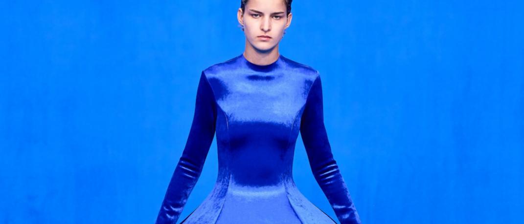 γυναίκα με μπλε φόρεμα στο σόου του Balenciaga
