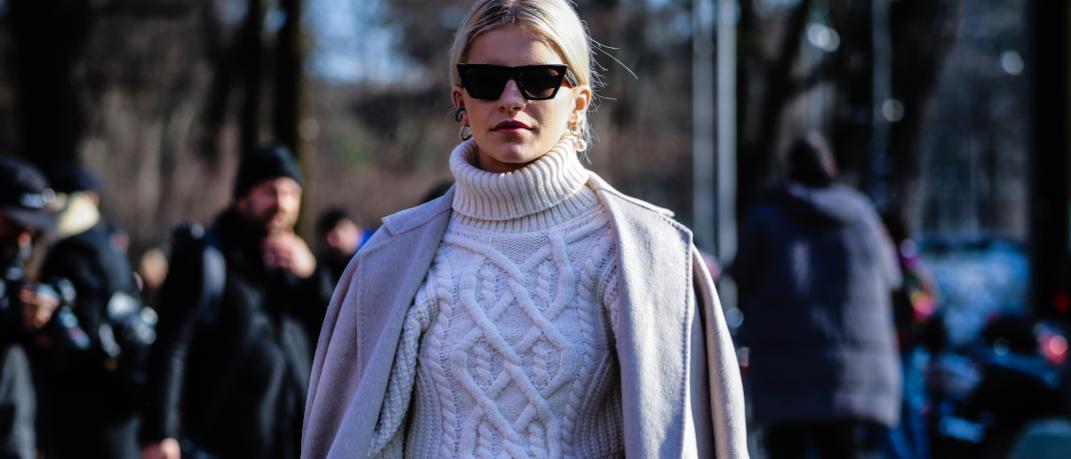γυναίκα περπατά με παλτό και γυαλιά στην εβδομάδα μόδας