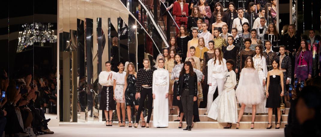 μοντέλα στο σόου Metiers D 'Art 2019 -2020 του οίκου Chanel