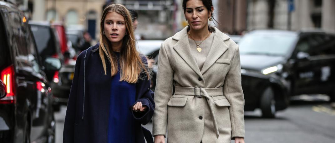 γυναίκες περπατούν στην εβδομάδα μόδας με παλτό και τσάντες
