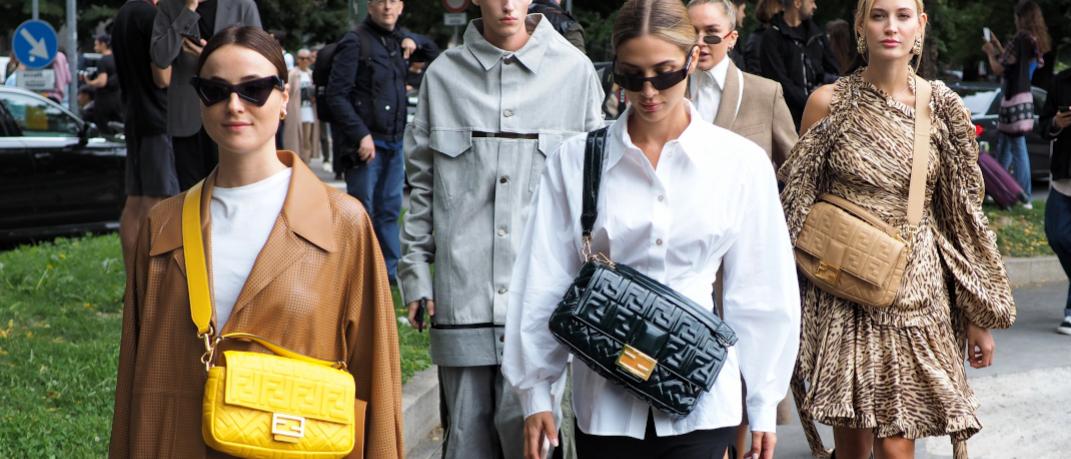 γυναίκες περπατούν στην εβδομάδα μόδας με τσάντες Fendi