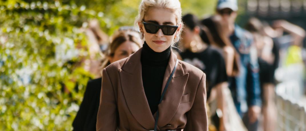 Γυναίκα με παλτό και γυαλιά ηλίου στην Εβδομάδα Μόδας 