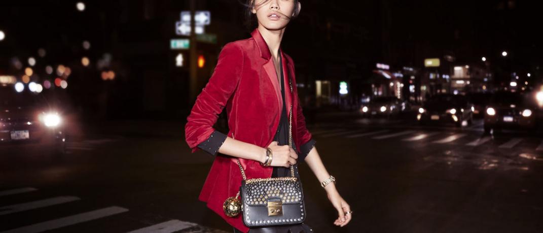 Γυναίκα στο δρόμο με κόκκινο σακάκι 