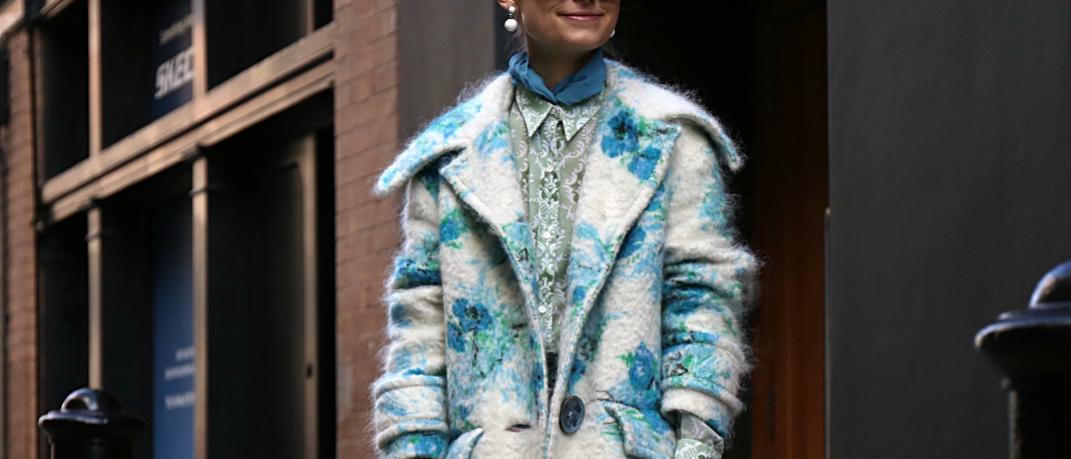γυναίκα με παλτό πουκάμισο και σκουλαρίκια στην εβδομάδα μόδας