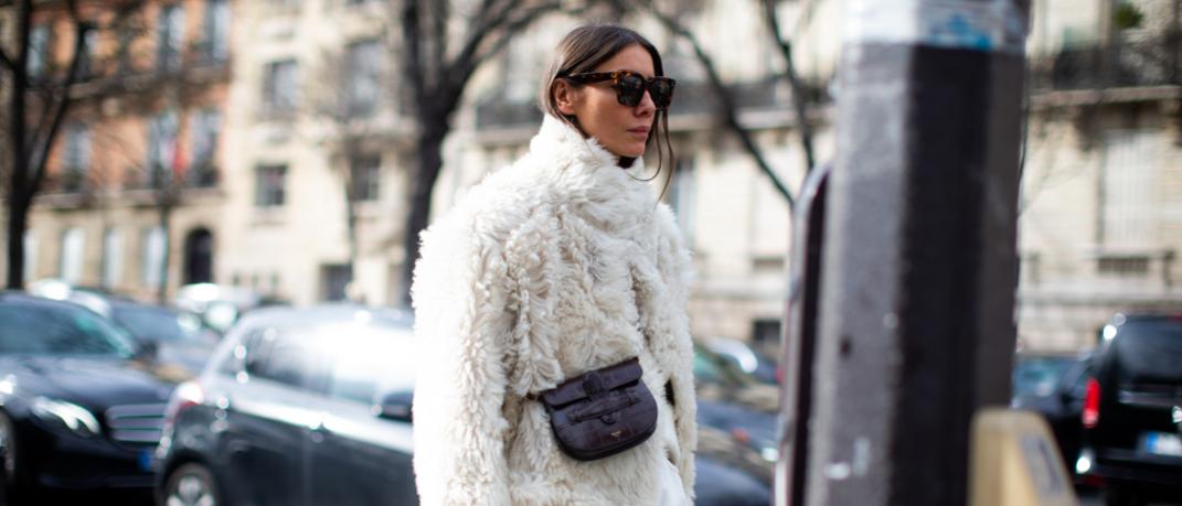 γυναίκα με γούνινο παλτό και τσάντα στην εβδομάδα μόδας