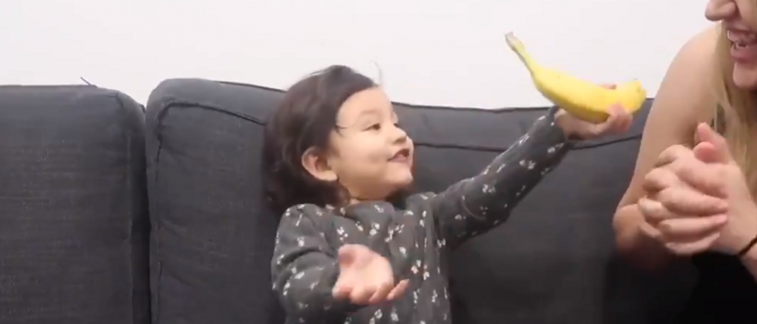 Κορίτσι κρατά ενθουσιασμένο μια μπανάνα και γίνεται viral